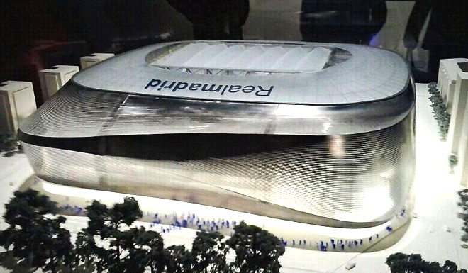 Dieses Stadion könnte man nun wirklich als kompakt bezeichnen. Mit dem schließbaren Dach flexibel, die Fassade in einem spektakulärem Bronze gehalten. Auf der Oberfläche ein riesiger "Real Madrid"-Schriftzug. Ein Stadion, das auf jeden Fall würdig wäre, den Namen "Bernabéu" zu tragen.