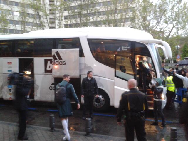 Die Fans von Real Madrid feiern ihr Team am Bernabéu Die Fans von Real Madrid feiern ihr Team am Bernabéu