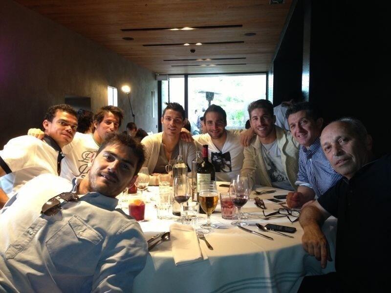 Iker Casillas und Sergio Ramos mit der Mannschaft in einem Restaurant