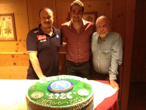 Rafael Benítez, Gonzalo Higuaín und Neapel-Präsident Aurelio De Laurentiis Rafael Benítez, Gonzalo Higuaín und Neapel-Präsident Aurelio De Laurentiis