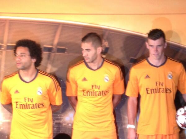 Marcelo, Karim Benzema und Gareth Bale spielten die „Models“ bei der Präsentation des dritten Trikots für die Champions League Marcelo, Karim Benzema und Gareth Bale spielten die „Models“ bei der Präsentation des dritten Trikots für die Champions League