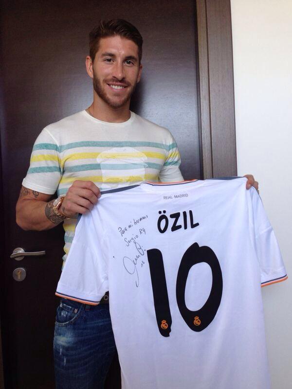 Sergio Ramos verabschiedet Mesut Özil Sergio Ramos verabschiedet Mesut Özil