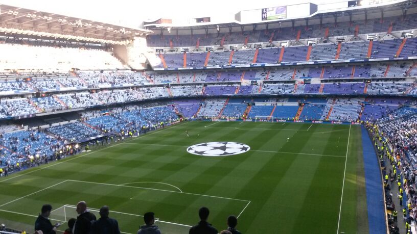 Kollege Filip Knopp ist im Bernabéu. „Hammer Stimmung vorhin auf der Straße“, sein Kommentar zum Empfang der Mannschaft durch die Fans am Stadion. Kollege Filip Knopp ist im Bernabéu. „Hammer Stimmung vorhin auf der Straße“, sein Kommentar zum Empfang der Mannschaft durch die Fans am Stadion.