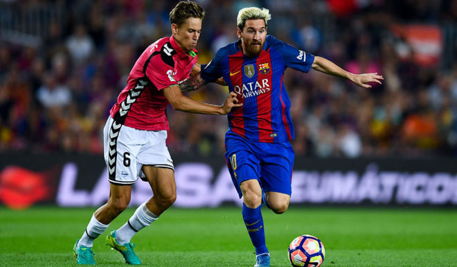 BARCELONA, SPAIN - SEPTEMBER 10: Lionel Messi of FC Barcelona competes for the ball with Marcos Llorente of Deportivo Alaves during the La Liga match between FC Barcelona and Deportivo Alaves at Camp Nou stadium on September 10, 2016 in Barcelona, Spain. (Photo by David Ramos/Getty Images)