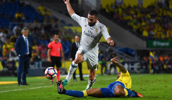LAS PALMAS, SPAIN - SEPTEMBER 24: Daniel Carvajal of Real Madrid CF competes for the ball with Vicente Gomez of UD Las Palmas during the La Liga match between UD Las Palmas and Real Madrid CF on September 24, 2016 in Las Palmas, Spain. (Photo by David Ramos/Getty Images)