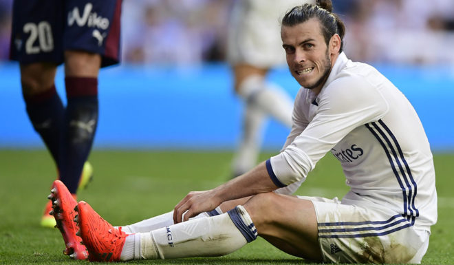 Real Madrid's Welsh forward Gareth Bale sits on the pitch during the Spanish league football match Real Madrid CF vs SD Eibar at the Santiago Bernabeu stadium in Madrid on October 2, 2016. / AFP / JAVIER SORIANO (Photo credit should read JAVIER SORIANO/AFP/Getty Images)