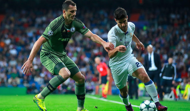 MADRID, SPAIN - OCTOBER 18: Marco Asensio of Real Madrid and Jakub Rzezniczak of Legia Warszawa compete for the ball during the UEFA Champions League Group F match between Real Madrid CF and Legia Warszawa at Bernabeu on October 18, 2016 in Madrid, Spain. (Photo by Gonzalo Arroyo Moreno/Getty Images)