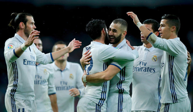 MADRID, SPAIN - OCTOBER 23: Karim Benzema of Real Madrid CF celebrates scoring their opening goal with teammates during the La Liga match between Real Madrid CF and Athletic Club de Bilbao at Estadio Santiago Bernabeu on October 23, 2016 in Madrid, Spain. (Photo by Gonzalo Arroyo Moreno/Getty Images)