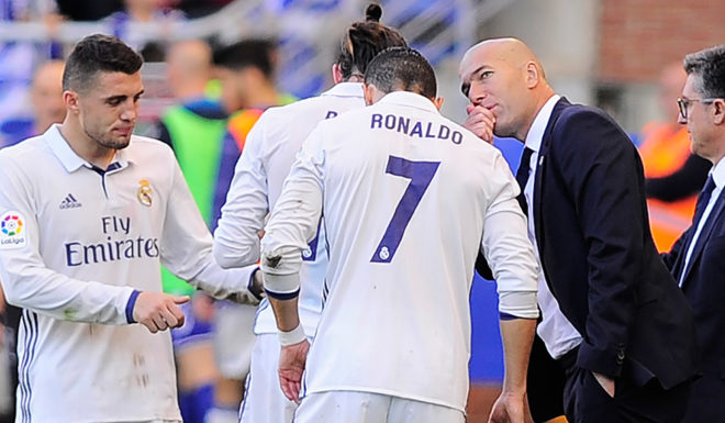 Real Madrid's Portuguese forward Cristiano Ronaldo (C) speaks with French coach Zinedine Zidane (R) during the Spanish league football match between Deportivo Alaves and Real Madrid CF at the Mendizorroza stadium in Vitoria on October 29, 2016. / AFP / ANDER GILLENEA (Photo credit should read ANDER GILLENEA/AFP/Getty Images)