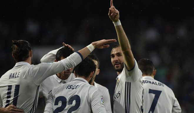 TOPSHOT - Real Madrid's French forward Karim Benzema (2nd R) celebrates a goal with teammates during the Spanish league football match between Real Madrid CF and Athletic Club Bilbao at the Santiago Bernabeu stadium in Madrid on October 23, 2016. / AFP / CURTO DE LA TORRE (Photo credit should read CURTO DE LA TORRE/AFP/Getty Images)