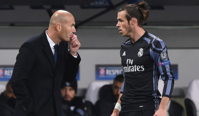 Real Madrid's French coach Zinedine Zidane (L) gives instructions to Real Madrid's Welsh forward Gareth Bale during the UEFA Champions League group F football match Legia Warsaw vs Real Madrid CF in Warsaw, Poland on November 2, 2016. / AFP / Janek SKARZYNSKI (Photo credit should read JANEK SKARZYNSKI/AFP/Getty Images)