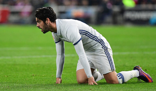 Real Madrid's midfielder Isco kneels on the pitch during the Spanish league football match Club Atletico de Madrid vs Real Madrid CF at the Vicente Calderon stadium in Madrid, on November 19, 2016. / AFP / PIERRE-PHILIPPE MARCOU (Photo credit should read PIERRE-PHILIPPE MARCOU/AFP/Getty Images)