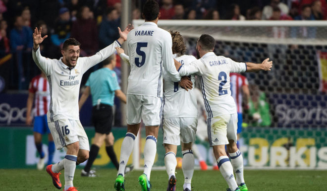 Real Madrid's players celebrate after scoring during the Spanish league football match Club Atletico de Madrid vs Real Madrid CF at the Vicente Calderon stadium in Madrid, on November 19, 2016. / AFP / CURTO DE LA TORRE (Photo credit should read CURTO DE LA TORRE/AFP/Getty Images)