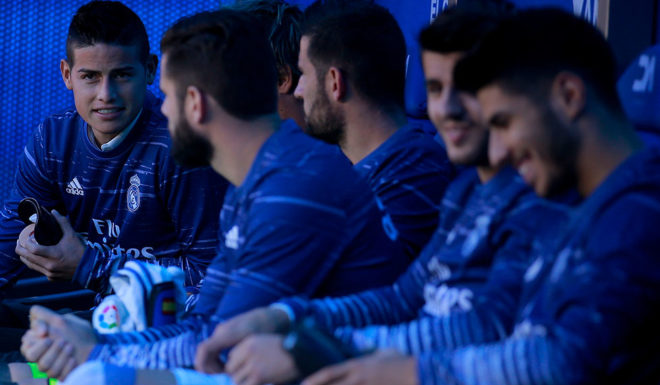 VITORIA-GASTEIZ, SPAIN - OCTOBER 29: James Rodriguez (L) of Real Madrid CF speaks with his teammates as he is fitted on the bench prior to start the La Liga match between Deportivo Alaves and Real Madrid CF at Estadio de Mendizorroza on October 29, 2016 in Vitoria-Gasteiz, Spain. (Photo by Gonzalo Arroyo Moreno/Getty Images)