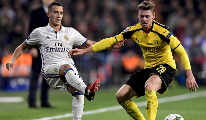Real Madrid's midfielder Lucas Vazquez (L) vies with Dortmund's Polish defender Lukasz Piszczek during the UEFA Champions League football match Real Madrid CF vs Borussia Dortmund at the Santiago Bernabeu stadium in Madrid on December 7, 2016. / AFP / JAVIER SORIANO (Photo credit should read JAVIER SORIANO/AFP/Getty Images)