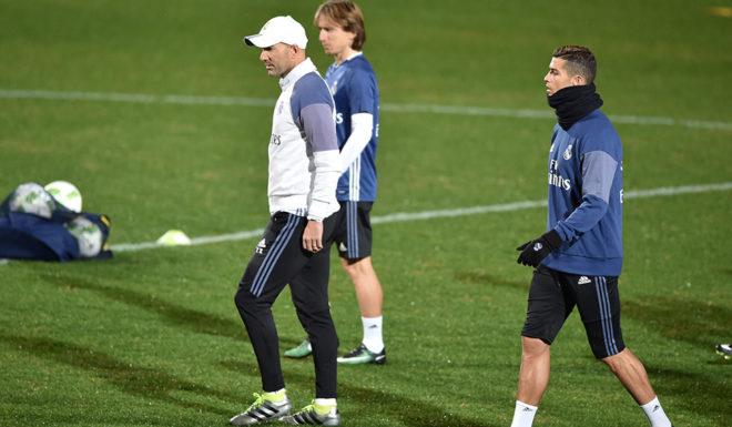 Real Madrid's Portuguese forward Christiano Ronaldo (R) and French head coach Zinedine Zidane (L) walk on the field during a training session at Mitsuzawa stadium in Yokohama on December 13, 2016 ahead of their Club World Cup football match against Club America of Mexico on December 15. / AFP / KAZUHIRO NOGI (Photo credit should read KAZUHIRO NOGI/AFP/Getty Images)
