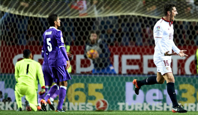 SEVILLE, SPAIN - JANUARY 15: Stevan Jovetic of Sevilla FC celebrates after scoring the second goal for Sevilla FC during the La Liga match between Sevilla FC and Real Madrid CF at Estadio Ramon Sanchez Pizjuan on January 15, 2017 in Seville, Spain. (Photo by Aitor Alcalde/Getty Images)