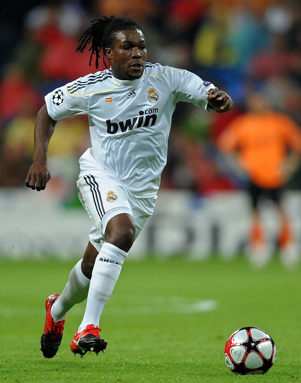 MADRID, SPAIN - OCTOBER 21: Royston Drenthe (R) of Real Madrid runs for the ball with Marco Borriello of AC Milan during the Champions League group C match between Real Madrid and AC Milan at the Estadio Santiago Bernabeu on October 21, 2009 in Madrid, Spain. AC Milan won the match 3-2. (Photo by Jasper Juinen/Getty Images)