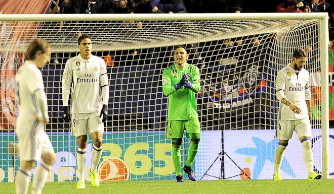 Real Madrid's Costa Rican goalkeeper Keylor Navas (C) shouts to teammates after a goal by Osasuna during the Spanish league football match CA Osasuna vs Real Madrid CF at El Sadar stadium in Pamplona on February 11, 2017. / AFP / ANDER GILLENEA (Photo credit should read ANDER GILLENEA/AFP/Getty Images)