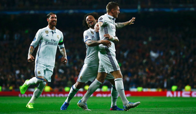 MADRID, SPAIN - FEBRUARY 15: Toni Kroos of Real Madrid (R) celebrates with Sergio Ramos (L) and Marcelo (C) as he scores their second goal during the UEFA Champions League Round of 16 first leg match between Real Madrid CF and SSC Napoli at Estadio Santiago Bernabeu on February 15, 2017 in Madrid, Spain. (Photo by Gonzalo Arroyo Moreno/Getty Images)