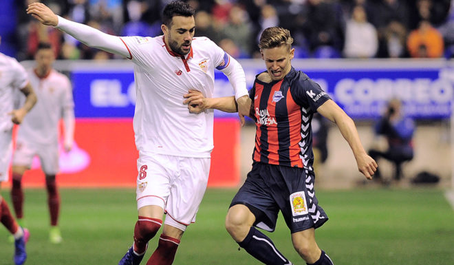 Sevilla's midfielder Vicente Iborra (L) vies with Deportivo Alaves' midfielder Marcos llorente during the Spanish league football match Deportivo Alaves vs Sevilla FC at the Mendizorroza stadium in Vitoria on March 6, 2017. / AFP PHOTO / Ander GILLENEA (Photo credit should read ANDER GILLENEA/AFP/Getty Images)