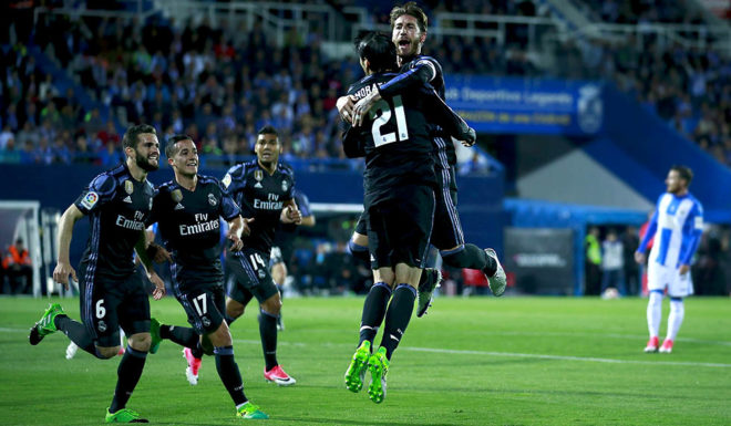 LEGANES, SPAIN - APRIL 05: Alvaro Morata (2ndL) of Real Madrid CF celebrates scoring their second goal with teammate Sergio Ramos (R) during the La Liga match between CD Leganes and Real Madrid CF at Estadio Municipal de Butarque on April 5, 2017 in Leganes, Spain. (Photo by Gonzalo Arroyo Moreno/Getty Images)