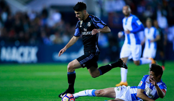LEGANES, MADRID - APRIL 05: Marco Asensio (L) of Real Madrid CF competes for the ball with Martin M. Mantovani (R) of Deportivo Leganes during the La Liga match between CD Leganes and Real Madrid CF at Estadio Municipal de Butarque on April 5, 2017 in Leganes, Spain. (Photo by Gonzalo Arroyo Moreno/Getty Images)