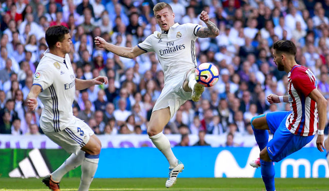 MADRID, SPAIN - APRIL 08: Toni Kroos (R) of Real Madrid CF and his teammate Pepe (L) try to stop the ball during the La Liga match between Real Madrid CF and Club Atletico de Madrid at Estadio Santiago Bernabeu on April 8, 2017 in Madrid, Spain. (Photo by Gonzalo Arroyo Moreno/Getty Images)