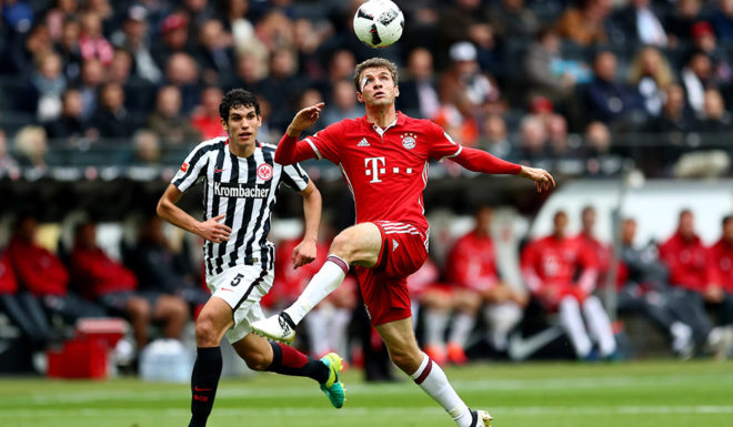 FRANKFURT AM MAIN, GERMANY - OCTOBER 15: Jesus Vallejo (L) of Frankfurt and Thomas Mueller (R) of Bayern Muenchen battle for the ball during the Bundesliga match between Eintracht Frankfurt and Bayern Muenchen at Commerzbank-Arena on October 15, 2016 in Frankfurt am Main, Germany. (Photo by Lars Baron/Bongarts/Getty Images)