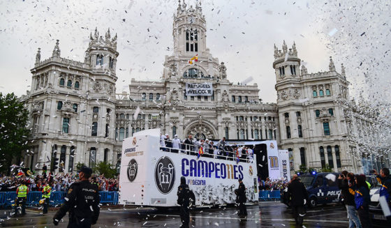 Real Madrid football players arrive to celebrate the team's win on Plaza Cibeles in Madrid on May 29, 2016 after the UEFA Champions League final foobtall match between Real Madrid CF, Club Atletico de Madrid held in Milan, Italy. / AFP / JAVIER SORIANO (Photo credit should read JAVIER SORIANO/AFP/Getty Images)