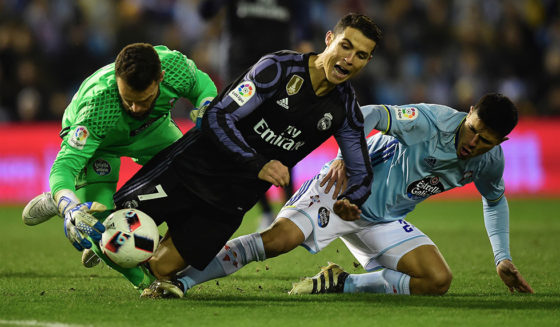 Real Madrid's Portuguese forward Cristiano Ronaldo (C) vies with Celta Vigo's goalkeeper Sergio Alvarez (L) and Celta Vigo's Argentinian defender Facundo Roncaglia during the Spanish Copa del Rey (King's Cup) quarter final second leg football match RC Celta de Vigo vs Real Madrid CF RC Celta de Vigo on January 25, 2017. / AFP / MIGUEL RIOPA (Photo credit should read MIGUEL RIOPA/AFP/Getty Images)