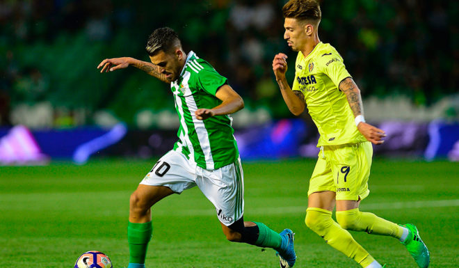 Betis' forward Dani Ceballos (L) controls the ball past Villarreal's midfielder Samuel Castillejo during the Spanish league football match Real Betis vs Villarreal CF at the Benito Villamarin stadium in Sevilla on April 4, 2017. / AFP PHOTO / CRISTINA QUICLER (Photo credit should read CRISTINA QUICLER/AFP/Getty Images)