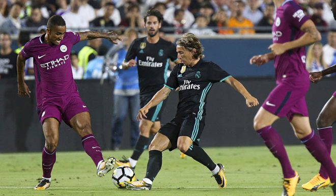 Real Madrid defender Modric (C) vies the against Manchester City's Danilo (L) during their International Champions Cup (ICC) football match on July 26, 2017 at the Los Angeles Memorial Coliseum in Los Angeles, California. / AFP PHOTO / RINGO CHIU (Photo credit should read RINGO CHIU/AFP/Getty Images)