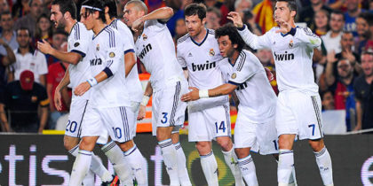 Real Madrid bejubelt einen Treffer im Clásico gegen Barcelona