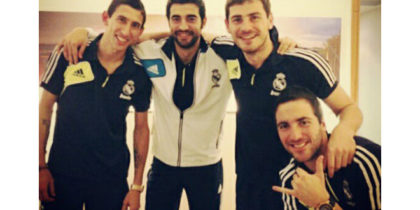 Gonzalo Higuaín mit Ángel Di María, Raúl Albiol und Iker Casillas