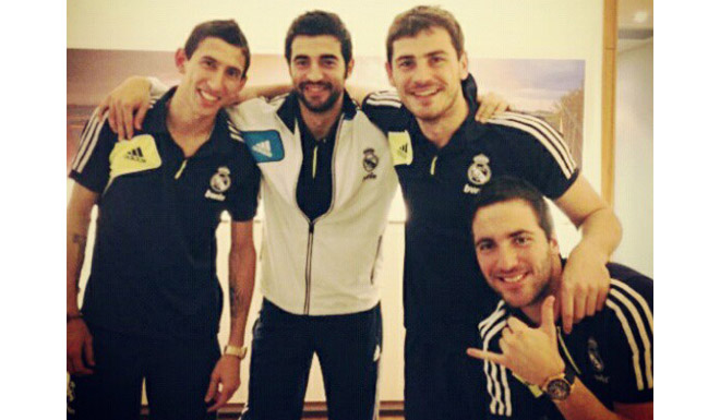 Gonzalo Higuaín mit Ángel Di María, Raúl Albiol und Iker Casillas