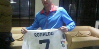 Celta Vigos Hugo Mallo mit dem geschenkten Trikot von Cristiano Ronaldo