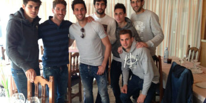 Sergio Ramos mit ein paar Kumpels beim Abendessen, die allen durchaus bekannt sein dürften. Er postete dieses Foto am 19. Februar auf Twitter und Instagram.