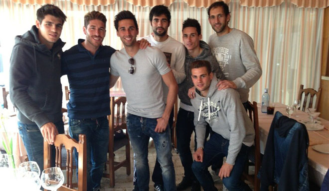 Sergio Ramos mit ein paar Kumpels beim Abendessen, die allen durchaus bekannt sein dürften. Er postete dieses Foto am 19. Februar auf Twitter und Instagram.
