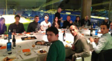 Ein Abendessen im Bernabéu! Da kann man es sich doch mal schmecken lassen – nach der ausführlichen Stadion-Tour wurde die Konami-Truppe im „Realcafé“ bekocht und verköstigt. Mit bester Sicht auf das Bernabéu-Grün ist dieses Restaurant nur an Spieltagen Luxus – an normalen Tagen hat es für jedermann und zu erschwinglichen Preisen geöffnet. ¡Buen provecho!