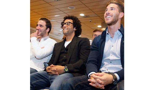 Marcelo zeigte am 24. Februar seinen Fans auf Instagram ein Foto mit Gonzalo Higuaín und Sergio Ramos. Der Grund? Die drei spielen in einem neuen Spot für Nivea mit und nahmen an der offiziellen Präsentation der neuen Kooperation zwischen Verein und Hersteller teil.