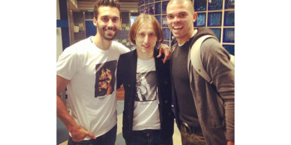 Da freuen sich aber welche über den 4:1-Sieg über den FC Sevilla: Álvaro Arbeloa postete dieses Foto mit Luka Modric und Comeback-Feierer Pepe am 9. Februar auf Instagram und Facebook.