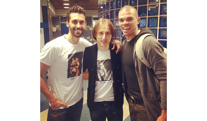 Da freuen sich aber welche über den 4:1-Sieg über den FC Sevilla: Álvaro Arbeloa postete dieses Foto mit Luka Modric und Comeback-Feierer Pepe am 9. Februar auf Instagram und Facebook.