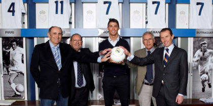 Cristiano Ronaldo ist nun offiziell eine Legende des Vereins Real Madrid! Am 12. Februar begrüßten vier der Top-zehn-Schützen der Klubgeschichte, Francisco Gento, Pirri, Emilio Butragueño and Amancio Amaro Varela den Portugiesen in diesem exklusiven Kreis. Höchst erfreut postete er die entsprechenden Bilder auf Twitter und Facebook.