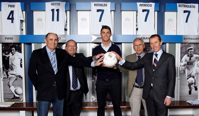 Cristiano Ronaldo ist nun offiziell eine Legende des Vereins Real Madrid! Am 12. Februar begrüßten vier der Top-zehn-Schützen der Klubgeschichte, Francisco Gento, Pirri, Emilio Butragueño and Amancio Amaro Varela den Portugiesen in diesem exklusiven Kreis. Höchst erfreut postete er die entsprechenden Bilder auf Twitter und Facebook.