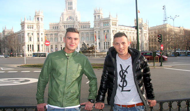 Den Abschluss dieser Galerie bilden jedoch die „Helden“ von REAL TOTAL Leon und Daniel. Im Hintergrund ein fast genauso wichtiger Besichtigungspunkt für einen Madrid-Trip, wie das Bernabéu selbst: der Palacio de Cibeles und der „Fuente de Cibeles“ (der Brunnen der Cibeles) davor. Hier küsste Iker Casillas vor fast einem Jahr die giechische Fruchtbarkeits-Göttin Kybele, hier feiert Real Madrid seine großen Titel und hier freuten sich die beiden Nürnberger über ein „unglaubliches Erlebnis“ mit Superstar Cristiano Ronaldo. Was eine Story!