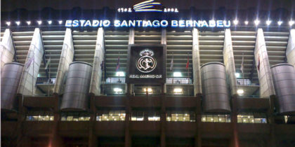 Das Estadio Santiago Bernabéu bei Nacht