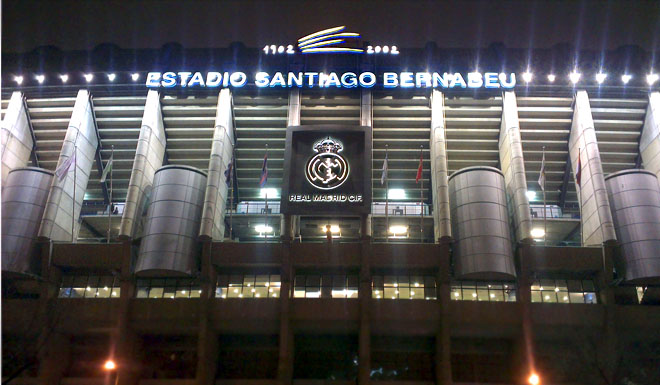 Das Estadio Santiago Bernabéu bei Nacht