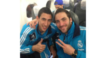 Gonzalo Higuaín grüßt seine Twitter- und Instagram-Fans mit einem Foto mit Kumpel Ángel Di María vom Rückflug aus Barcelona.