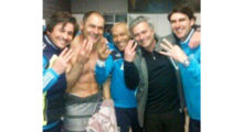 Ein Bild mit absolutem Seltenheitscharkter! Wer dieses Kabinenfoto ursprünglich schoss und dann im Internet verbreitete bleibt ungeklärt. Aber wann sieht man schon mal das Trainer-Team so strahlen? Rui Faria, Silvino Louro, José Morais, José Mourinho und Aitor Karanka hatten aber auch allen Grund zur Freude: drei Finger für drei Tore gegen Barcelona!